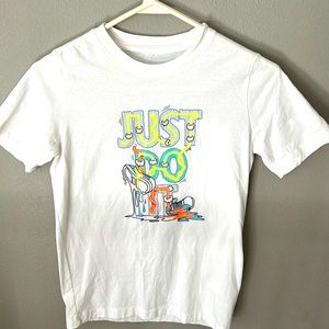 Boy’s Nike Tee size medium. Never been worn great condition!